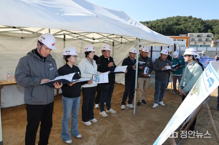 보성군 율포해양복합센터 공사 진행 사항을 점검하고 있다.