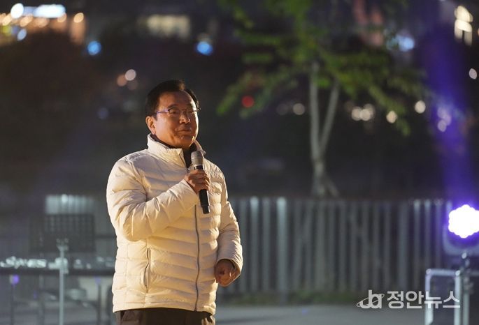 2일 이현재하남시장이 미사호수공원에서 열린 ‘2025 Stage 하남! 버스킹’ 굿바이공연에서 인사말을 전하고 있다.