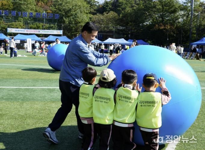 이승로 성북구청장이 아이들과 함께 행사를 즐기고 있다