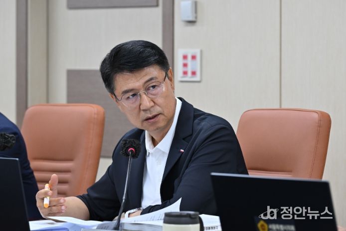 상임위원회 회의에서 발언하는 이봉준 의원