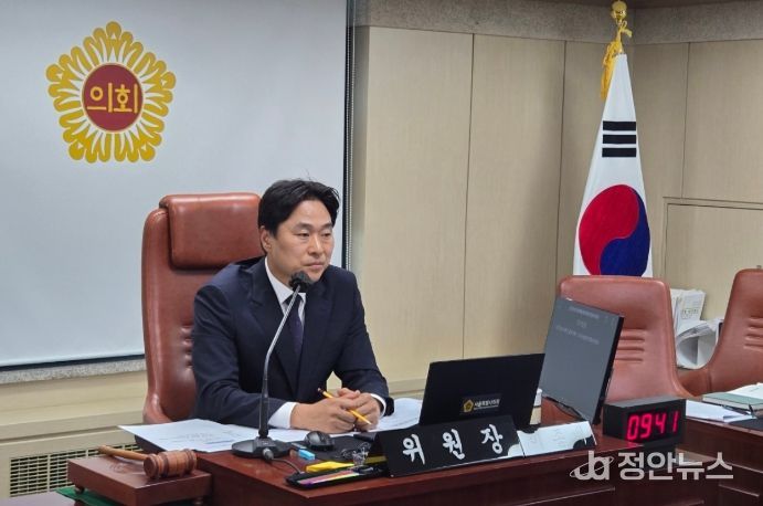 제333회 정례회 행정사무감사에서 상임위원회를 주재하는 이종배 위원장(11월 4일)