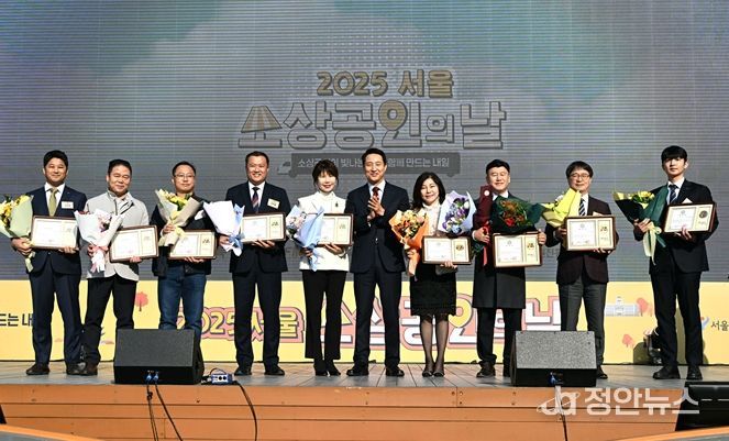 오세훈 서울시장이 5일 서울광장에서 열린 ‘2025 서울시 소상공인의 날 기념행사’에 참석해 소상공안 14명에게 시장 표창을 수여하고 수상자들과 기념촬영하고 있다.