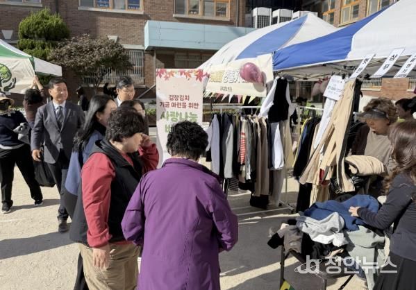 서울 장위동 장곡초등학교 운동장에서 사랑나눔 바자회가 열렸다