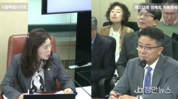 구미경 의원(왼쪽)이 경제실을 대상으로 행정사무감사에서 질의하고 있다.