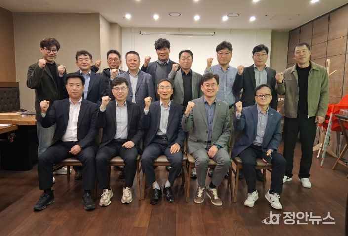 아산시·천안시와 생활권 현안 공유 및 상생협력 논의(첫 번째 줄 왼쪽에서 세 번째 방효찬 아산시 도시개발국장, 네 번째 이경열 천안시 도시주택국장)