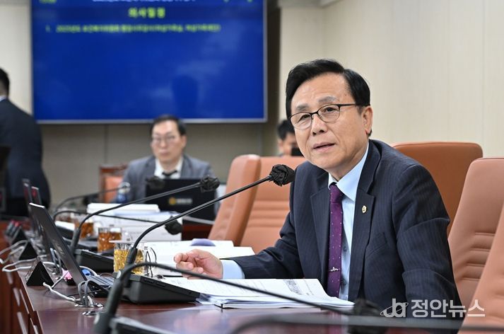 강석주 시의원이 여성가족실 행정사무감사에서 질의를 하고 있다.