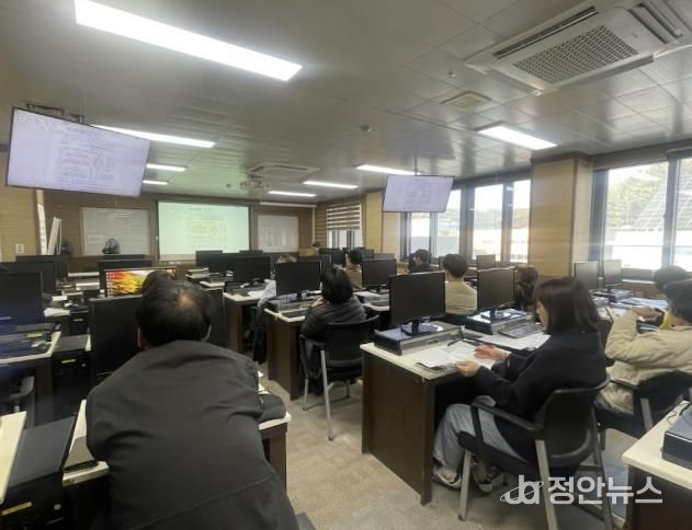 지난 5일, 2026년 농업분야 보조사업 추진을 위한 관련 읍면 담당자 실무교육을 실시하고 있다.