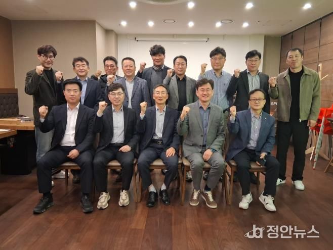 이경열 천안시 도시주택국장과 방효찬 아산시 도시개발국장 등 천안·아산시 도시발전부서가 인접 도시 간의 지속 가능한 공동 발전 방안을 모색했다.