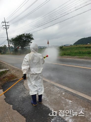 천안 풍서천 일대에서 H5형 조류인플루엔자(AI) 항원이 확인된 가운데 천안시가 인근 가금농가 입구를 통제하고 있다.