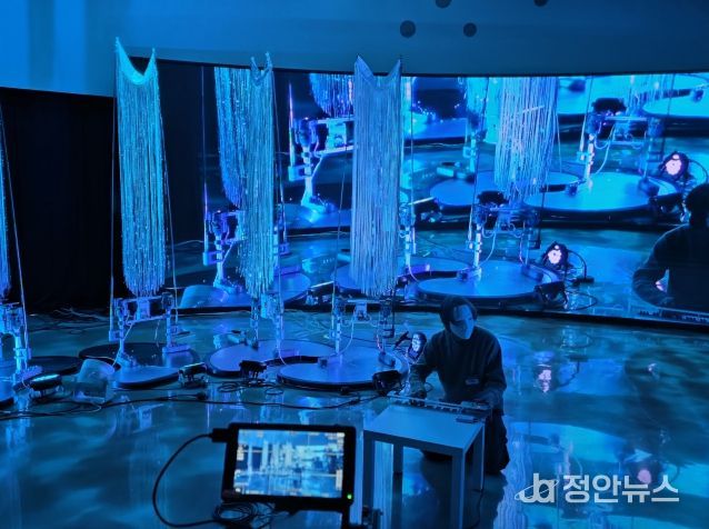 권병준 작가가 프리뷰 퍼포먼스를 진행하고 있다.