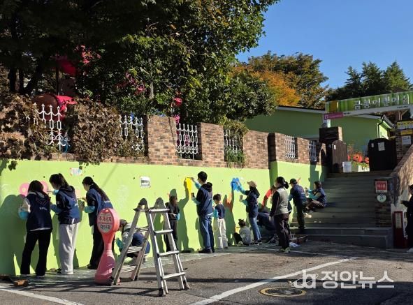 지난 1일 성동구와 SM엔터가 함께 구립금봉어린이집 노후 시설에 벽화를 조성 중인 모습