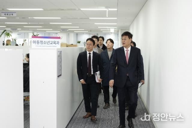 임시청사(더케이트윈타워)를 둘러보는 정문헌 구청장의 모습