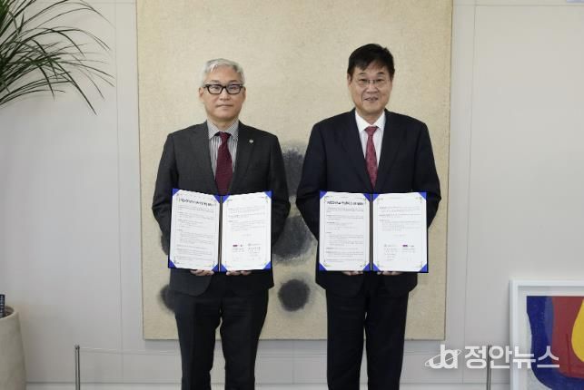 기념 촬영하는 손세형 성균관대 자산관리처장(좌)과 정문헌 종로구청장(우)의 모습