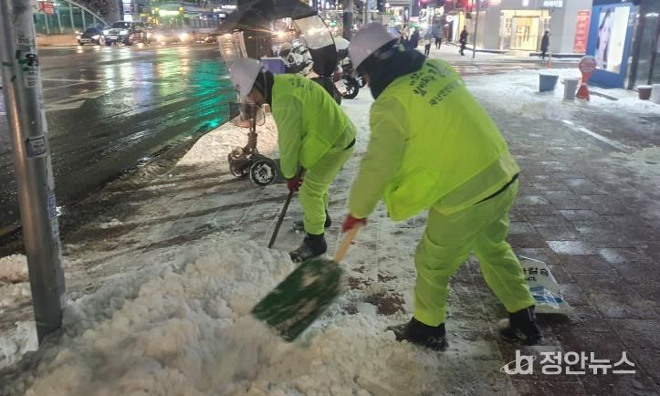 강북구 내 제설작업이 진행되고 있다.
