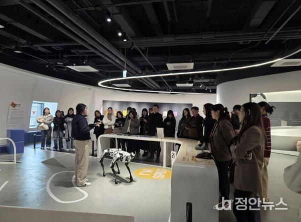 도봉구 직원들이 전시물 도슨트 투어에 참여하고 있다.