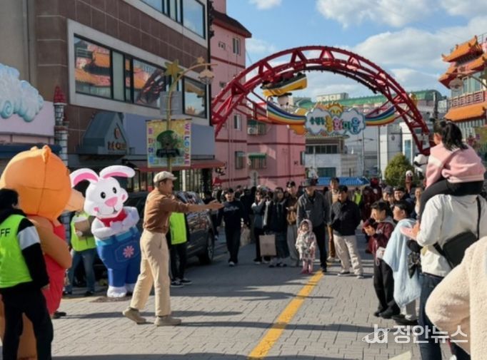 송월동 동화마을 거리 공연