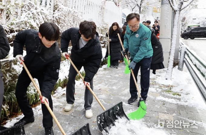 지난해 유성훈 금천구청장과 직원들이 제설 작업을 하고 있다