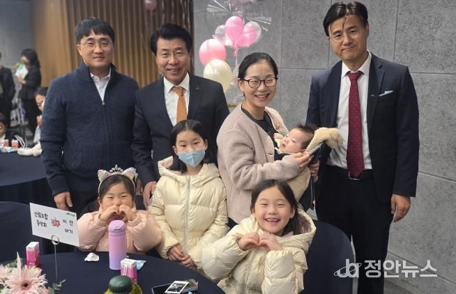 서강석 송파구청장이 결연을 맺은 다자녀가정-참여기업과 기념 촬영을 하고 있다.