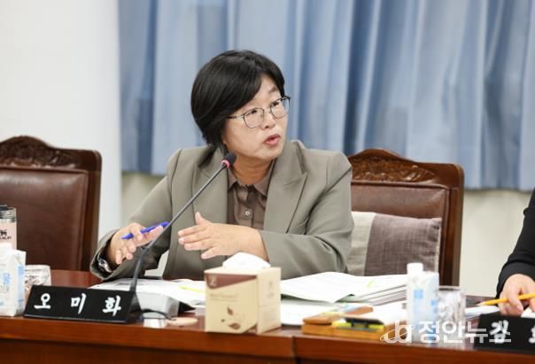 전라남도의회 제395회 제2차 정례회 기획행정위원회 소관 인재육성교육국 행정사무감사(10일)에서 오미화 의원이 집행부를 향해 질의하고 있다.