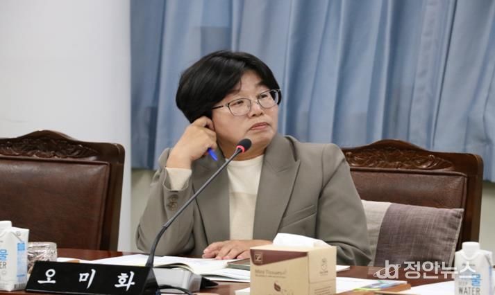 전라남도의회 제395회 제2차 정례회 기획행정위원회 소관 전남연구원 행정사무감사(11일)에서 오미화 의원이 집행부를 향해 질의하고 있다.