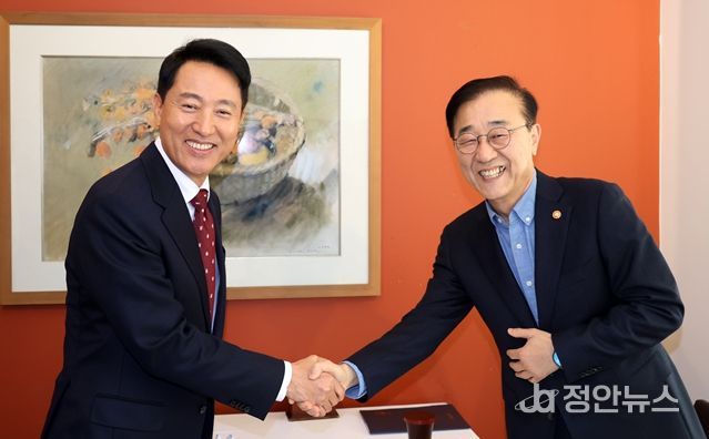 오세훈 서울시장이 13일 오후 김윤덕 국토부장관과 오찬에 앞서 인사를 나누고 있다.