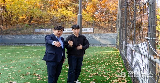 박철우 의원(왼쪽)이 삼각산 족구장 인조잔디 포장 및 배수시설 정비 현장을 점검하며 주민 이용 편의 향상 방안을 논의하고 있다.