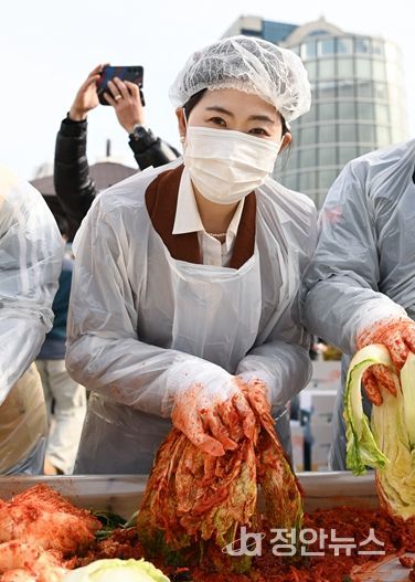 구미경의원 김장행사에 직접 참여하고 있다