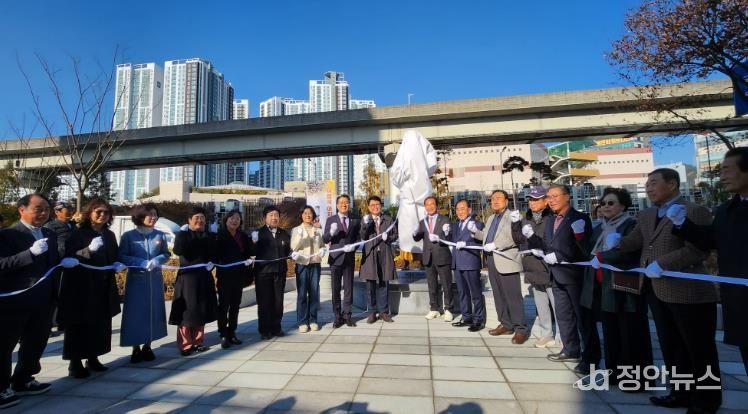 부산 사상구, ‘재첩국 아지매 조형물’ 제막..지역 정체성 담은 새 랜드마크 탄생