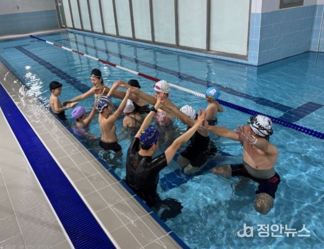 김해 해동이국민체육센터 엄마와 함께하는 ‘첨벙첨벙 수영교실’