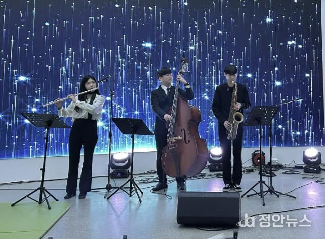 22일 열린 무봉산자연휴양림 별빛콘서트에서 '온음'이 공연하고 있다