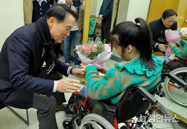 경기도교육청 장애인식개선 창작뮤지컬 ‘위리’ 출연 장애학생을 격려하는 임태희 교육감 사진