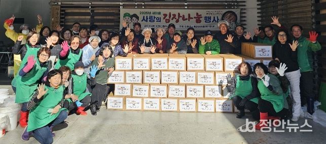 광명시 광명5동 행정복지센터는 지난 20일부터 21일까지 관내 취약계층과 국가유공자 110여 가구, 경로당 7개소를 대상으로 ‘사랑의 김장김치 나눔’ 행사를 열었다.