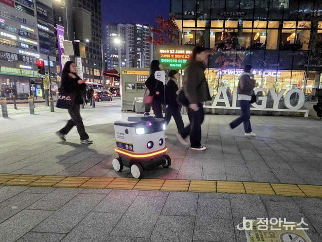 판교역을 야간 순찰 중인 스마트 순찰로봇 모습
