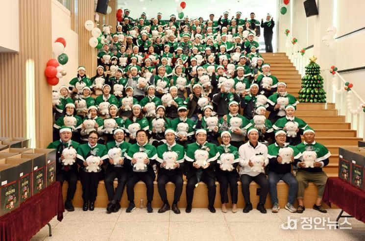 100인의 밀양산타 발대식에 참여한 대표산타, 초록우산 어린이재단 관계자, 밀양시 관계자 등이 함께 기념사진을 촬영하고 있다.