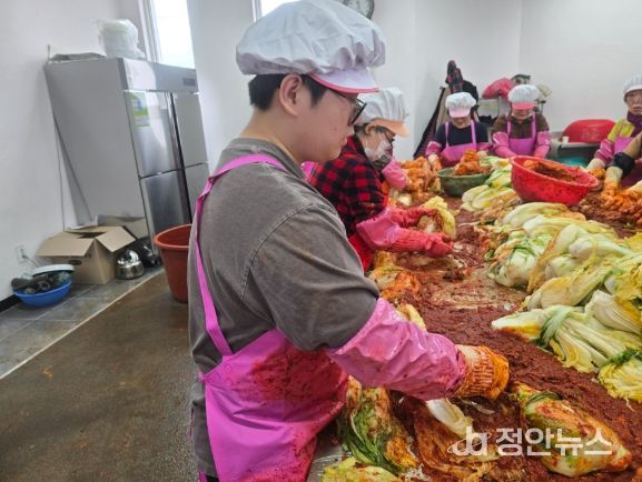 거창군종합사회복지센터, ‘사랑의 김장 나눔 행사’ 열어