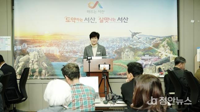 26일 시청 브리핑룸에서 박종신 기술보급과장이 기자회견을 하는 모습