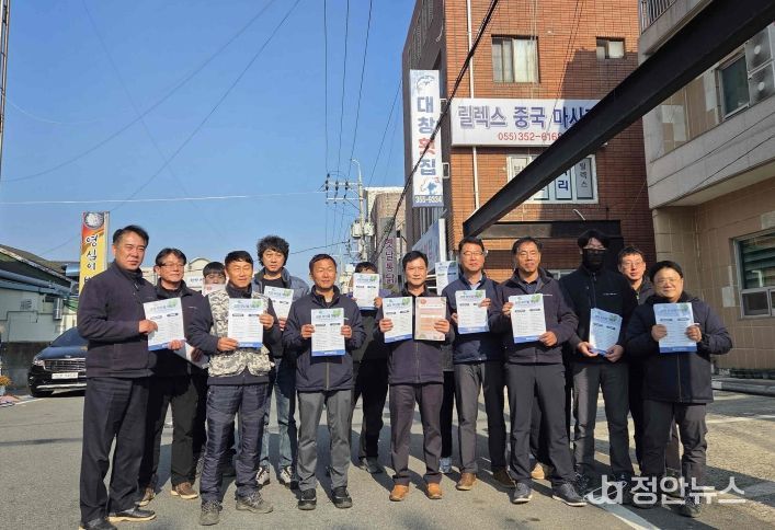 밀양시시설관리공단 직원들이 ‘김장철 음식물쓰레기 저감 캠페인’을 진행하며 기념 촬영을 하고 있다.