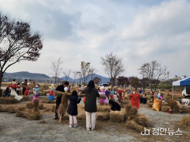 공주시, 바로마켓 백제금강점 ‘청년농부의 볏짚놀이터’ 큰 호응