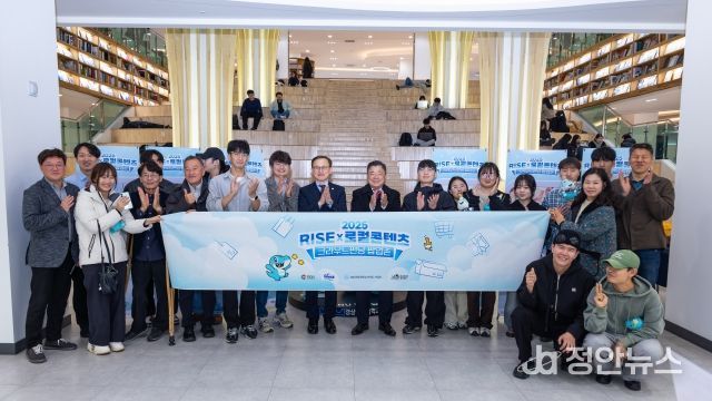 경상국립대학교 가좌캠퍼스 도서관에서 운영된 ‘RISE×로컬콘텐츠 크라우드펀딩 팝업존’ 전시 및 체험 현장 모습. 박명균 경남도 행정부지사, 권진회 총장 일행이 11월 25일 현장을 방문해 관계자들을 격려했다.