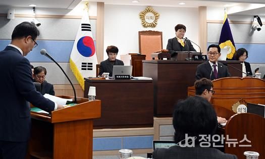 27일 열린 남해군의회 제289회 제2차 정례회 제2차 본회의에서 장행복 의원이 군정질문을 실시하고 있다.