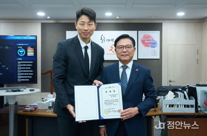 천안시는 27일 김근환 해설위원을 축구역사박물관 제1호 홍보대사로 위촉했다,