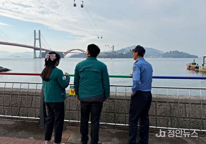 사천해경이 관내 연안 해역 위험구역을 대상으로 합동 점검 중인 모습
