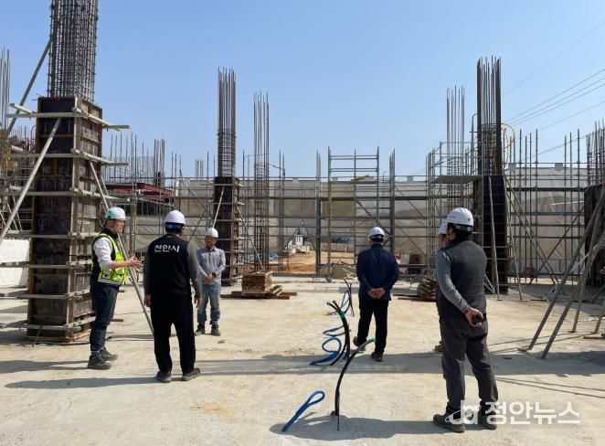 천안시 공무원들이 건설공사장을 점검하고 있다.