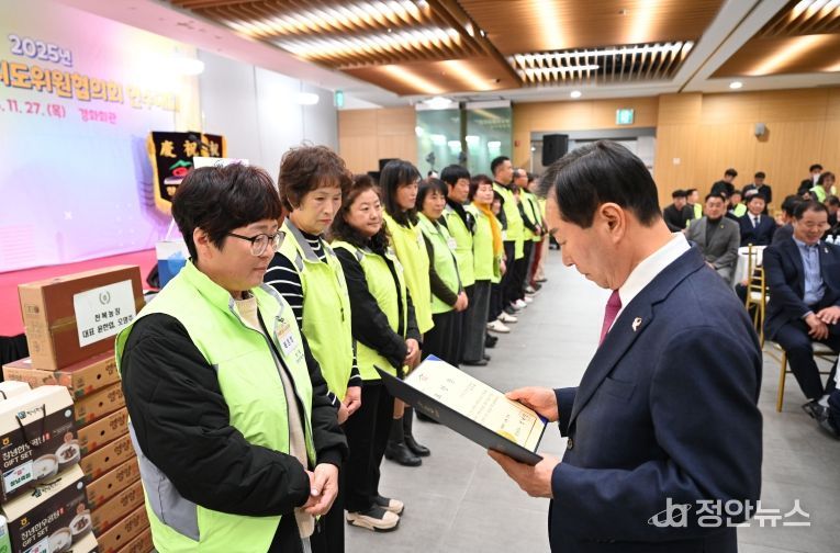 성낙인 창녕군수가 청소년지도위원들에게 군수 표창을 수여하고 있다.
