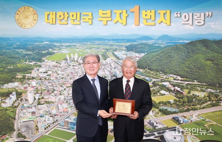 우 전임수 명예군수, 좌 오태완 군수