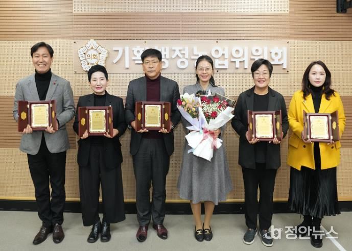 바르게살기운동 아산시협의회로부터 감사패를 받은 아산시의회 기획행정농업위원회 의원들이 기념 촬영을 하고 있다.