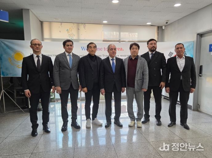 서카자흐스탄 나리만 트레칼리예프 주지사와 관계자 10명이 천안재활용선별장을 방문해 기념촬영을 하고 있다.