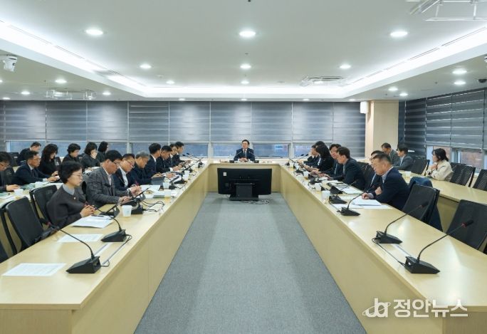김석필 천안시장 권한대행 부시장이 1일 시청 중회의실에서 열린 확대간부회의를 주재하고 있다.