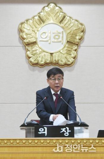 윤창철 의장이 제383회 정례회 제1차 본회의를 주재하고 있다.