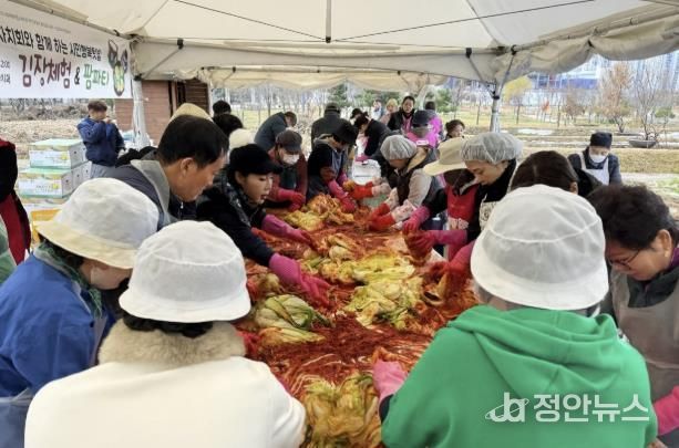시흥시 배곧2동 주민자치회, 김장 나눔으로 지역사회에 온정 전달